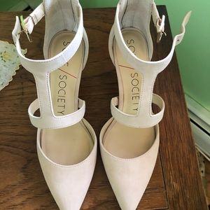 BRAND NEW Sole Society cream suede kitten heels